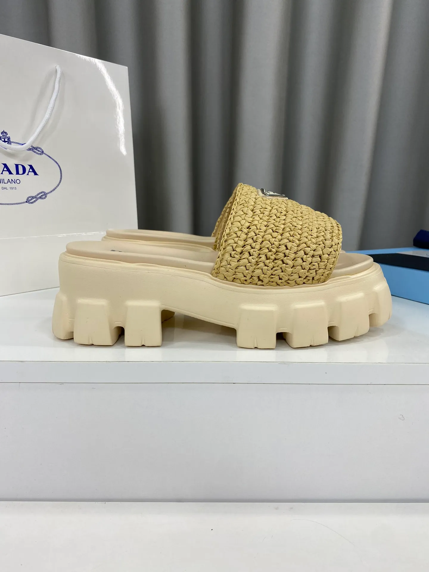 💕💕Factory direct selling price p460💕💕 Prada's latest tooth-woven thick-soled triangle buckle slippers☑️ Latest environmentally friendly PP material, fully handmade crochet, just like knitting sweaters, slow work and meticulous work, retro fashionable thick-soled shoes, with rubber uppers, making the whole pair of shoes light and comfortable. Bright colors, a variety of choices to meet the needs of fashionable people with different styles! The iconic metal triangle logo is paired with the shape of ancient beach slippers. Every design element is fashionable! Size: Women's 35-39 (34, 40, custom-made, non-returnable) Full set of counter original packaging